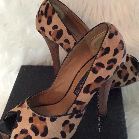 Steve Madden leopard print peep toe leather 4.5 inch heels with box. - Picture 3 of 5